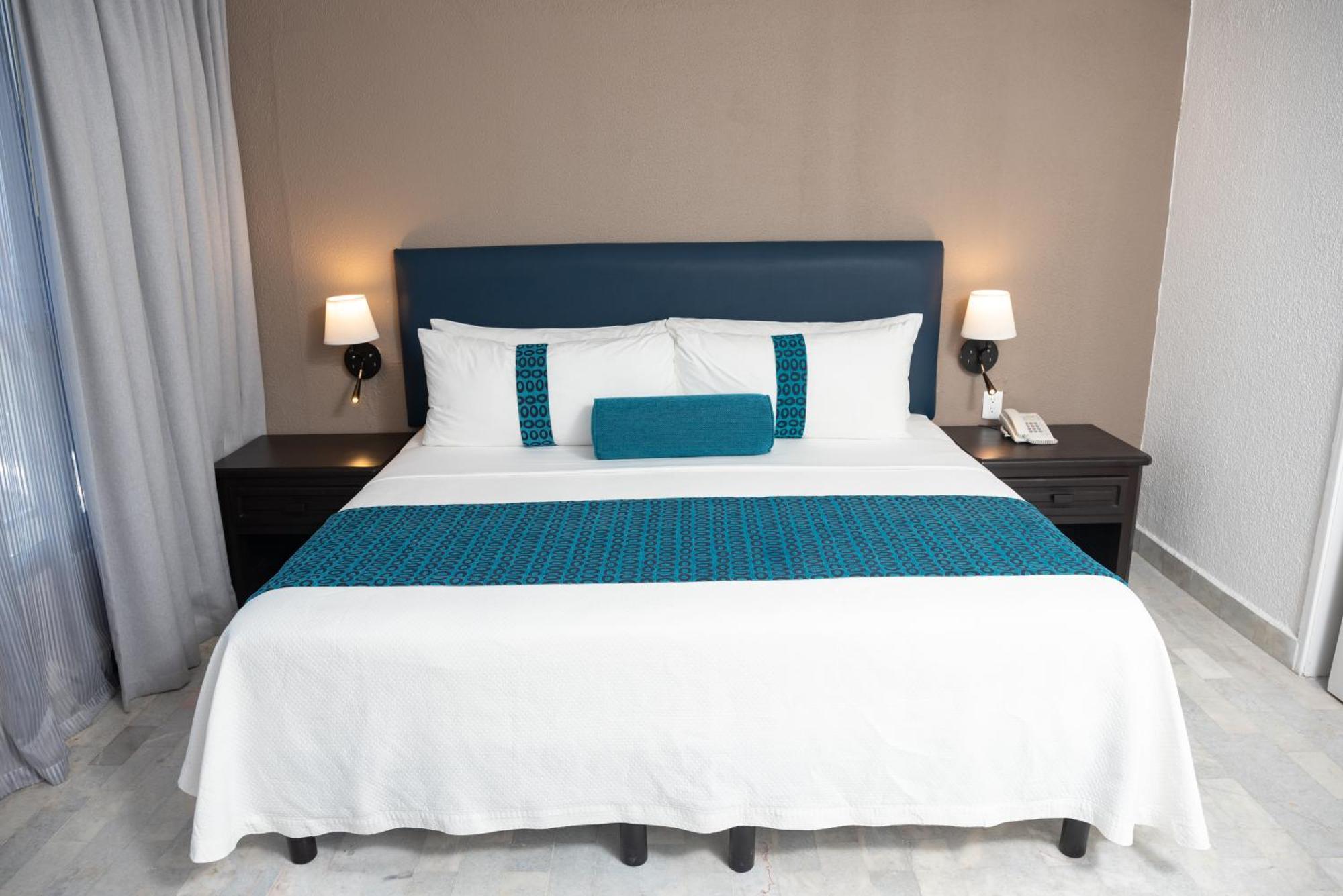 Ritz Acapulco All Inclusive Exterior foto A bed with a bed runner